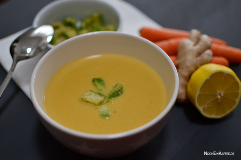 Exotische Karotten-Ingwer-Kokos-Suppe mit Avocadostückchen