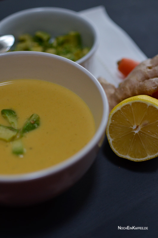 Exotische Karotten-Ingwer-Kokos-Suppe mit Avocadostückchen