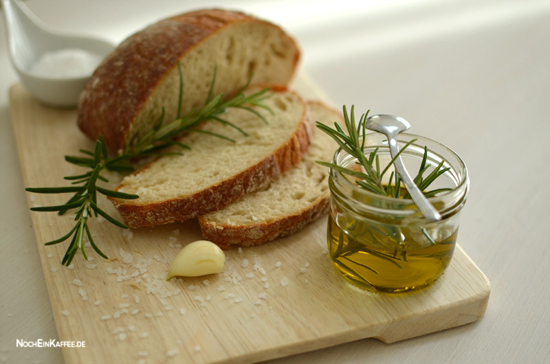 LoveAndLilies.de|Mediterraner Snack: Rosmarin Olivenöl Weißbrot Knoblauch Meersalz
