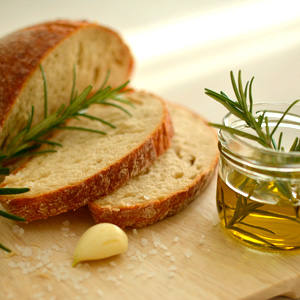 Rosmarin Olivenöl Weißbrot Knoblauch Meersalz