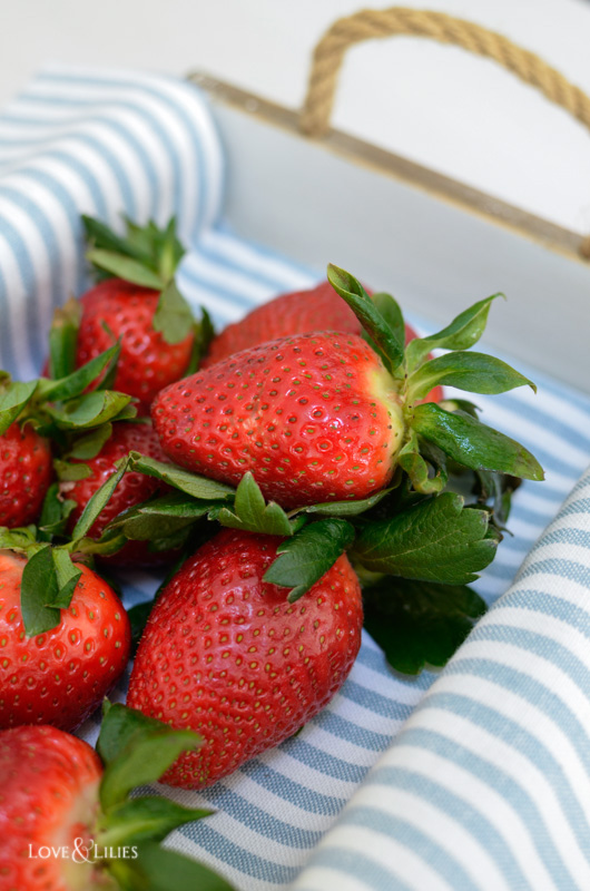 LoveAndLilies.de // Frische Erdbeeren im Körbchen