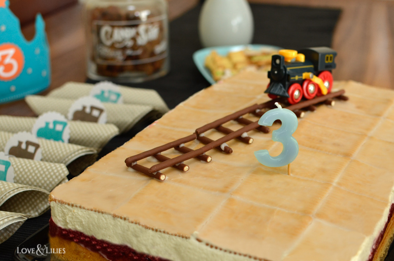 LoveAndLilies.de // Geburtstagskuchen mit Lokomotive und Schienen zum Kindergeburtstag