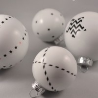 LoveAndLilies.de // Weiße Christbaumkugeln Weihnachtskugeln verziert mit Masking Tape