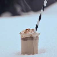 Heisse Schokolade im Schnee